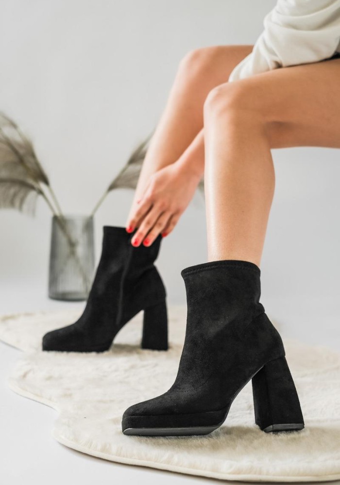 Suede μποτάκι με φιάπα και τετράγωνο τακούνι 330.LL1137-C ΜΑΥΡΟ Suede μποτάκι με φιάπα και τετράγωνο τακούνι 330.LL1137-C ΜΑΥΡΟ