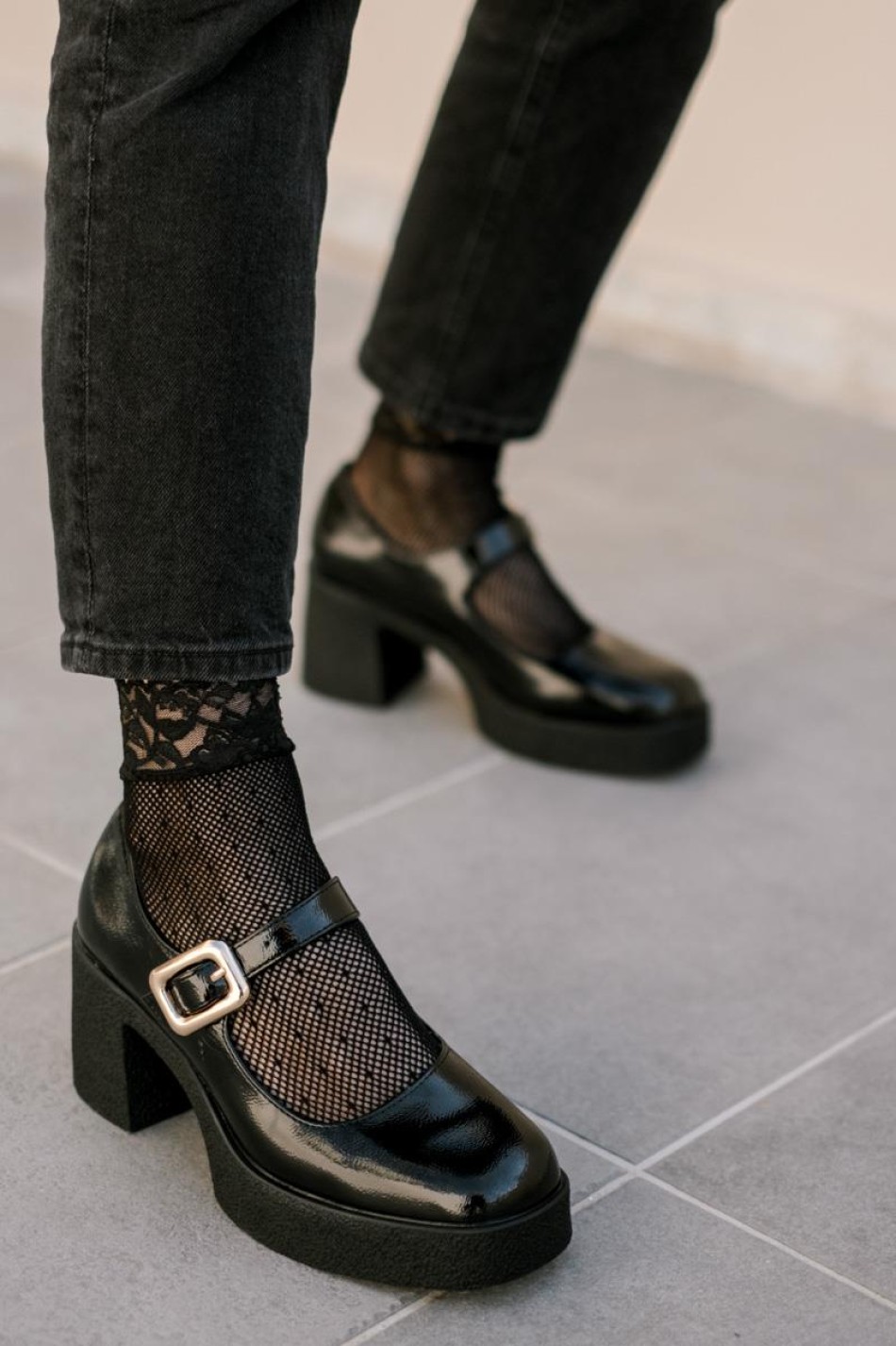 Mary Janes λουστρίνι γόβες με κρεπ τακούνι 330.Q8705-LU ΜΑΥΡΟ