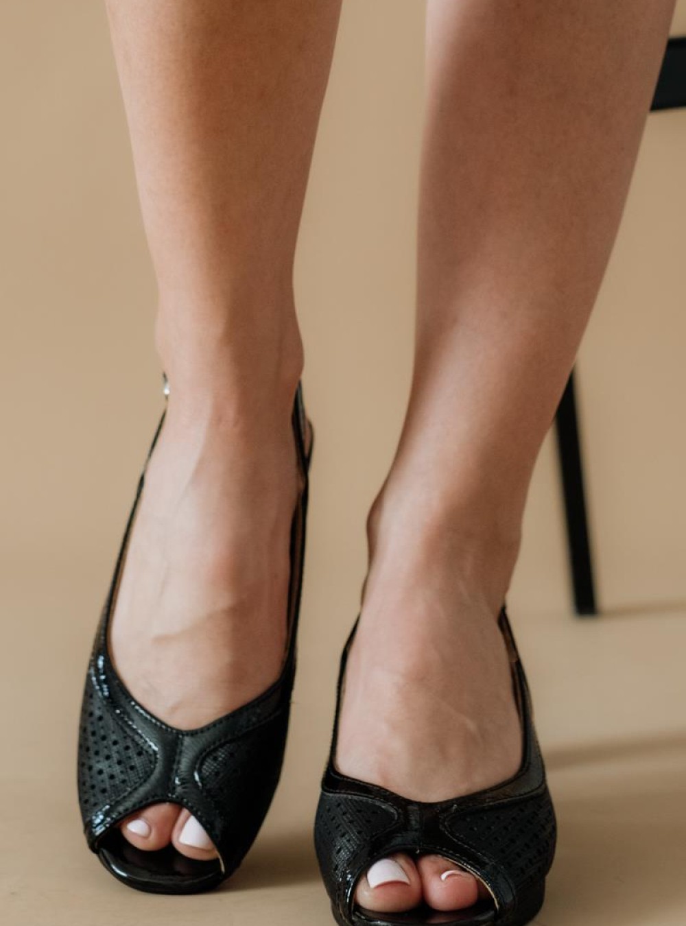 Peep-toe γόβες με διάτρητο σχέδιο 432.8831-L ΜΑΥΡΟ Peep-toe γόβες με διάτρητο σχέδιο 432.8831-L ΜΑΥΡΟ