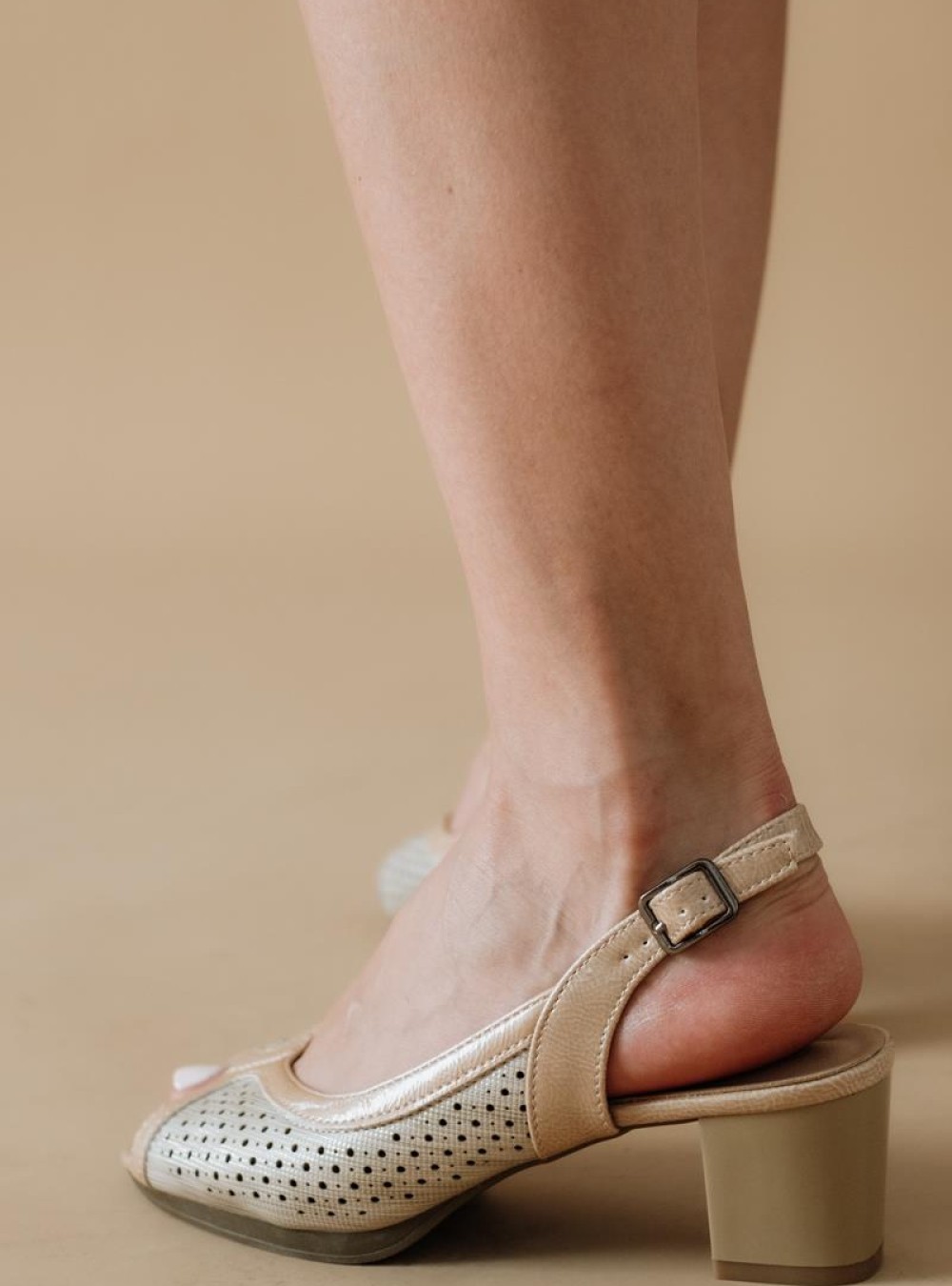 Peep-toe γόβες με διάτρητο σχέδιο 432.8831-L ΜΠΕΖ Peep-toe γόβες με διάτρητο σχέδιο 432.8831-L ΜΠΕΖ