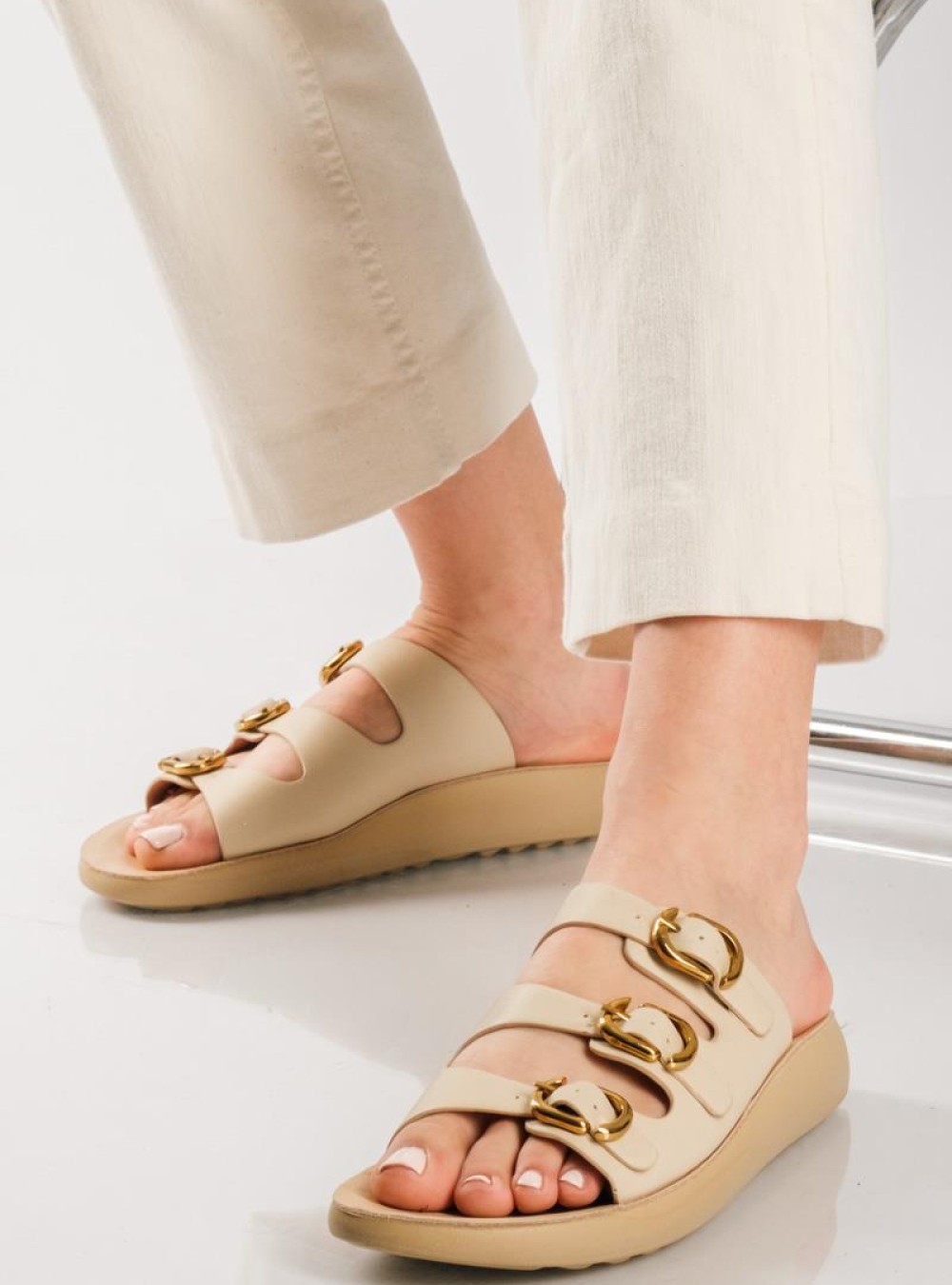 PAREX Γυναικεία flatforms με τρία λουράκια που κλείνουν με αγκράφα ΜΠΕΖ PAREX Γυναικεία flatforms με τρία λουράκια που κλείνουν με αγκράφα ΜΠΕΖ
