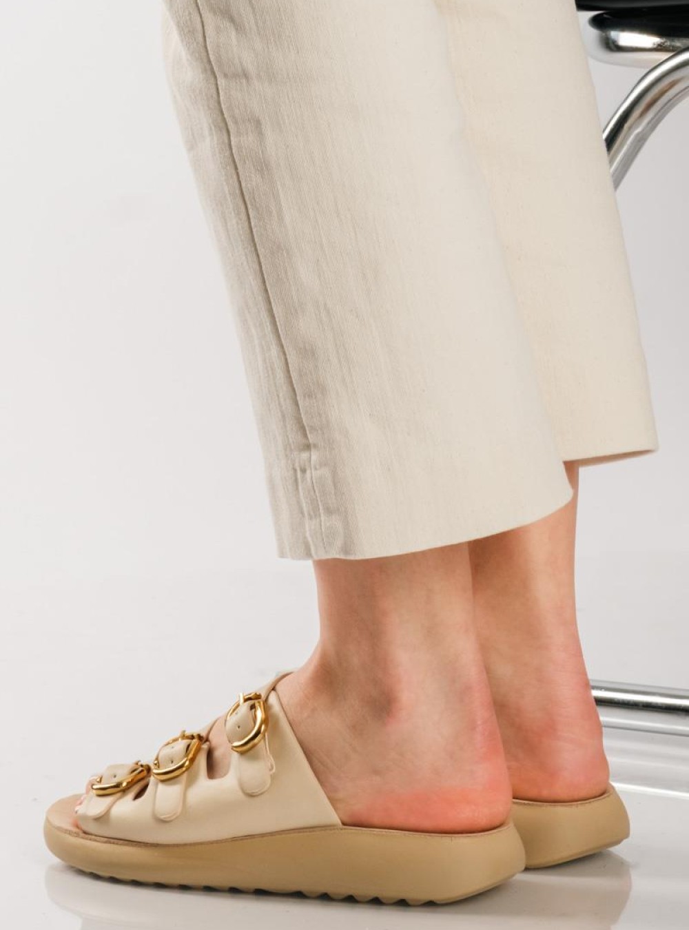 PAREX Γυναικεία flatforms με τρία λουράκια που κλείνουν με αγκράφα ΜΠΕΖ PAREX Γυναικεία flatforms με τρία λουράκια που κλείνουν με αγκράφα ΜΠΕΖ