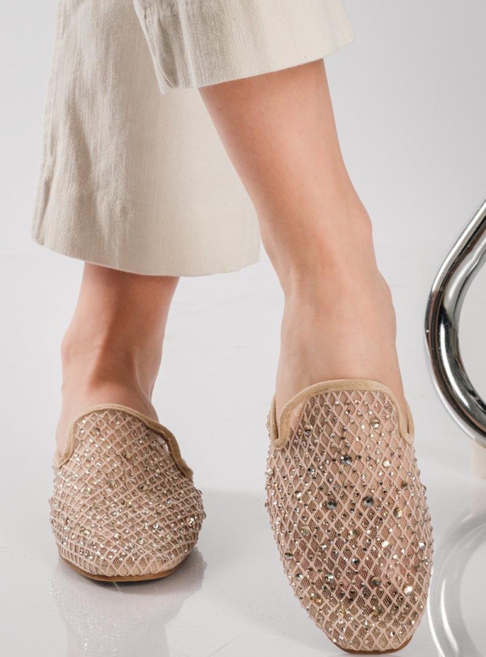 Flat mules με διαφάνειες με στρας ΜΠΕΖ Flat mules με διαφάνειες με στρας ΜΠΕΖ