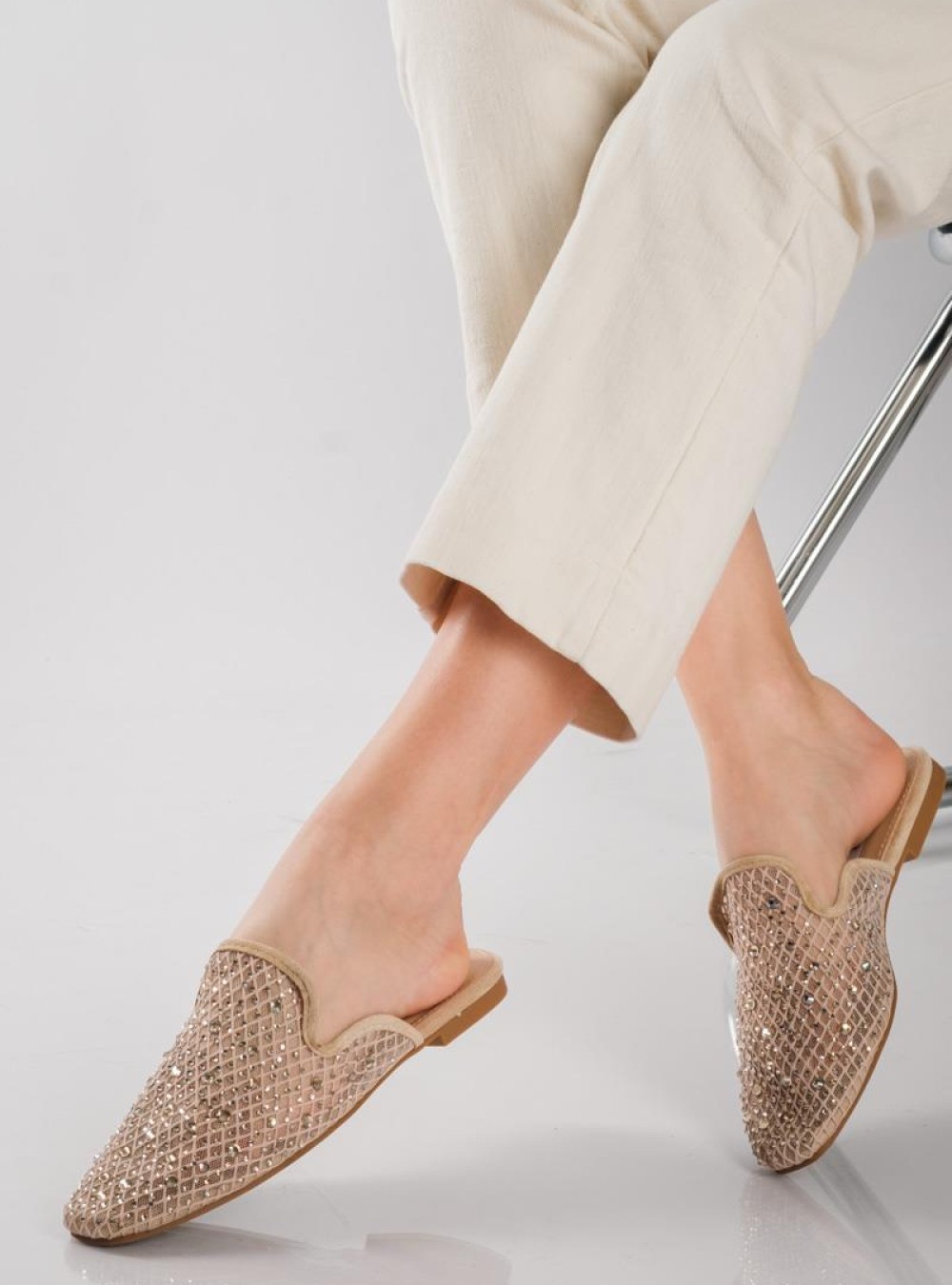 Flat mules με διαφάνειες με στρας ΜΠΕΖ Flat mules με διαφάνειες με στρας ΜΠΕΖ