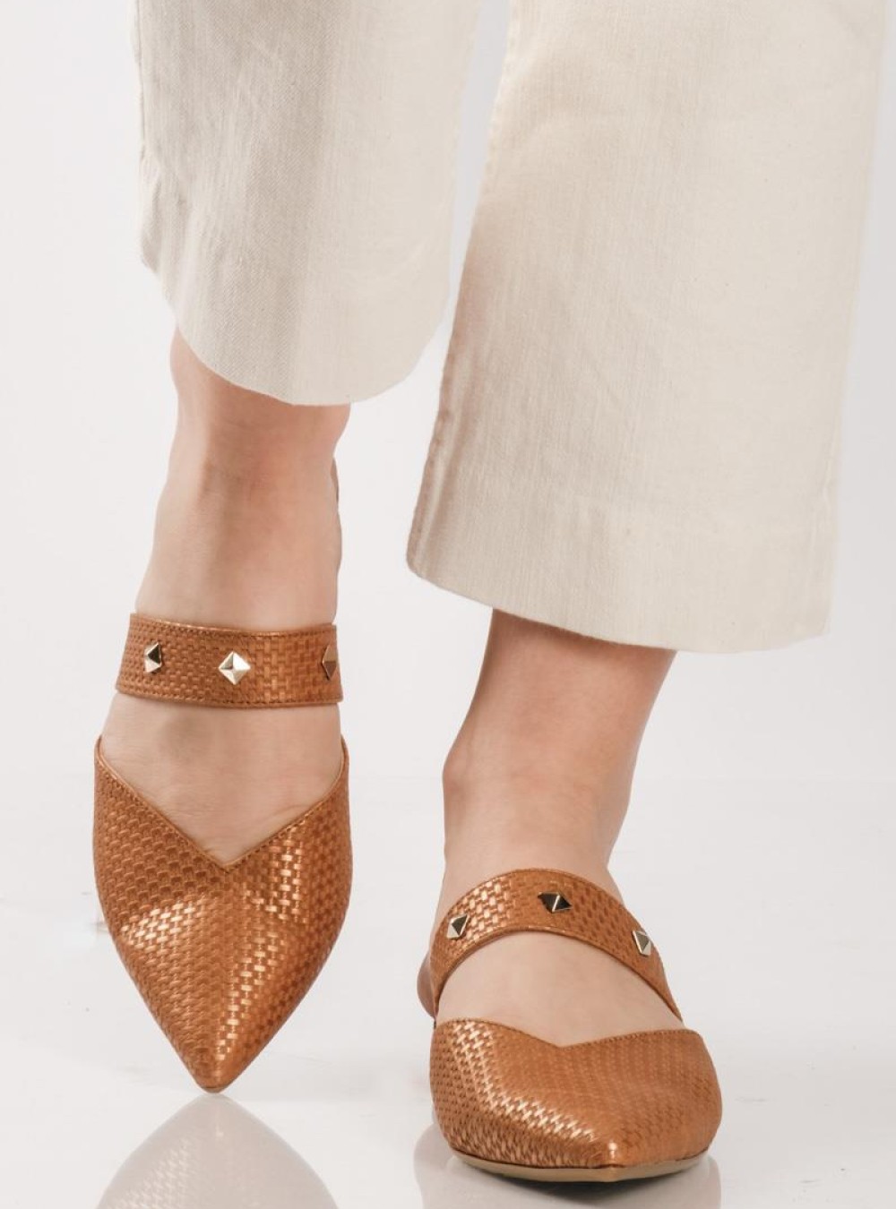 Flat mules με V κόψιμο ΤΑΜΠΑ Flat mules με V κόψιμο ΤΑΜΠΑ