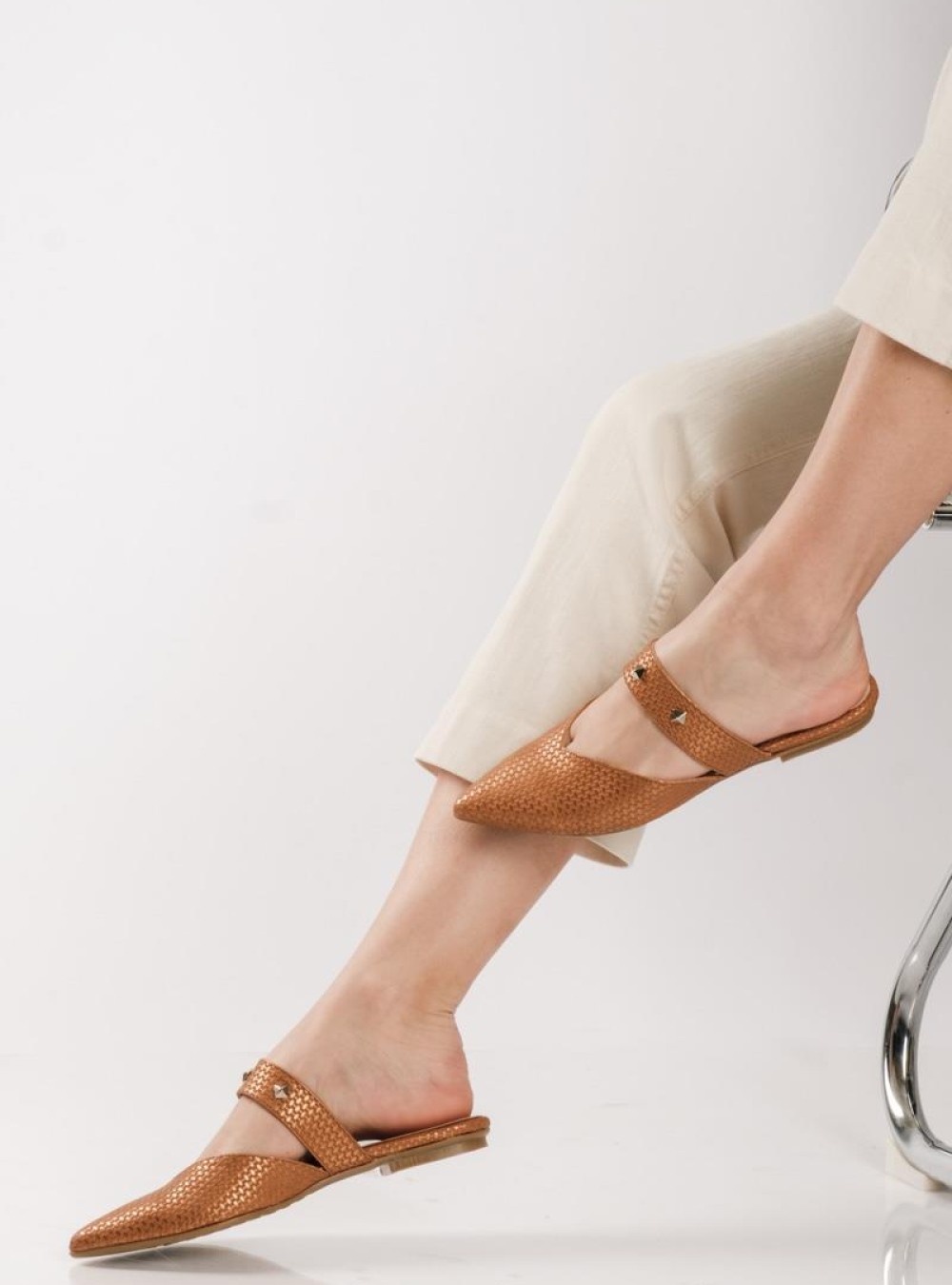 Flat mules με V κόψιμο ΤΑΜΠΑ Flat mules με V κόψιμο ΤΑΜΠΑ
