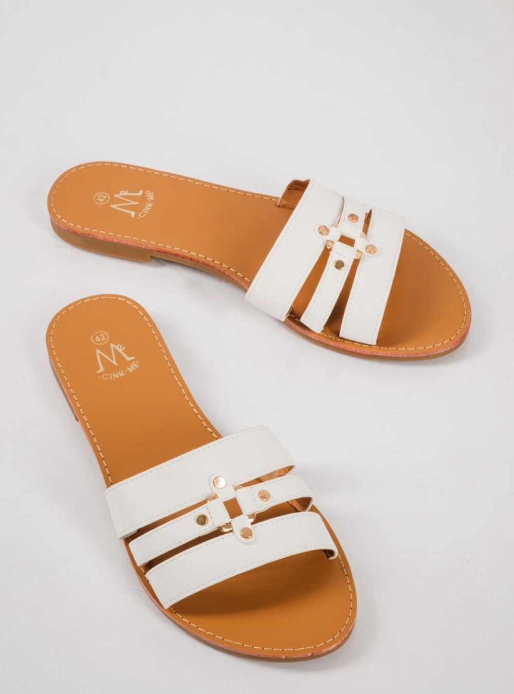 Flat σανδάλι με ιδιαίτερη φάσα ΑΣΠΡΟ Flat σανδάλι με ιδιαίτερη φάσα ΑΣΠΡΟ
