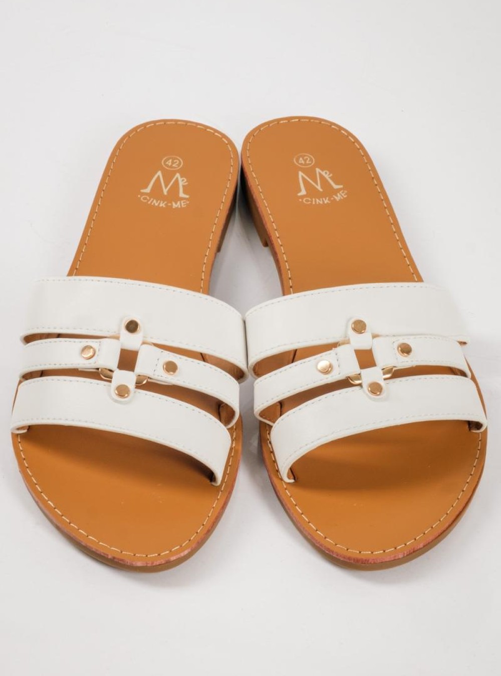 Flat σανδάλι με ιδιαίτερη φάσα ΑΣΠΡΟ Flat σανδάλι με ιδιαίτερη φάσα ΑΣΠΡΟ