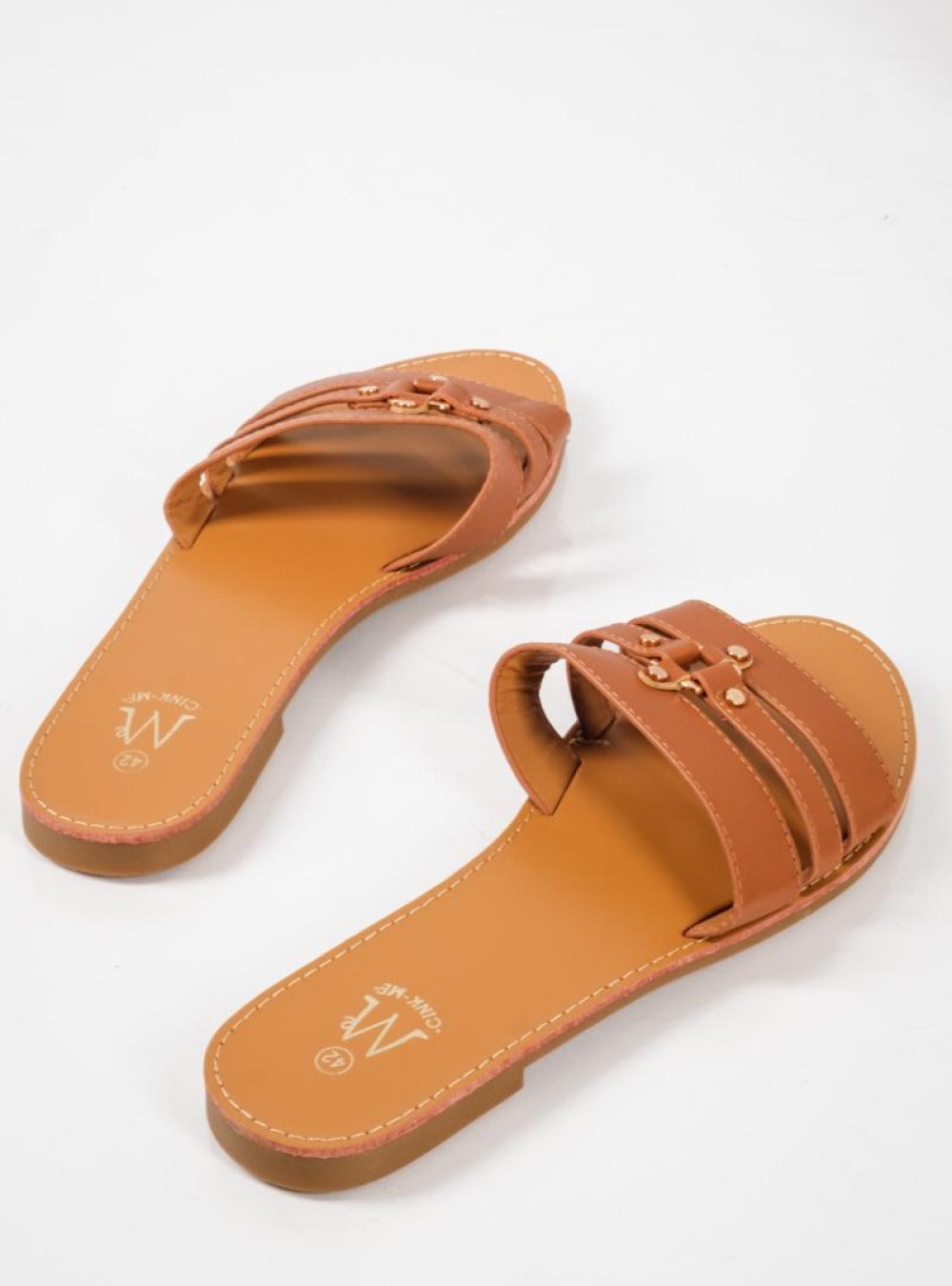 Flat σανδάλι με ιδιαίτερη φάσα ΤΑΜΠΑ Flat σανδάλι με ιδιαίτερη φάσα ΤΑΜΠΑ