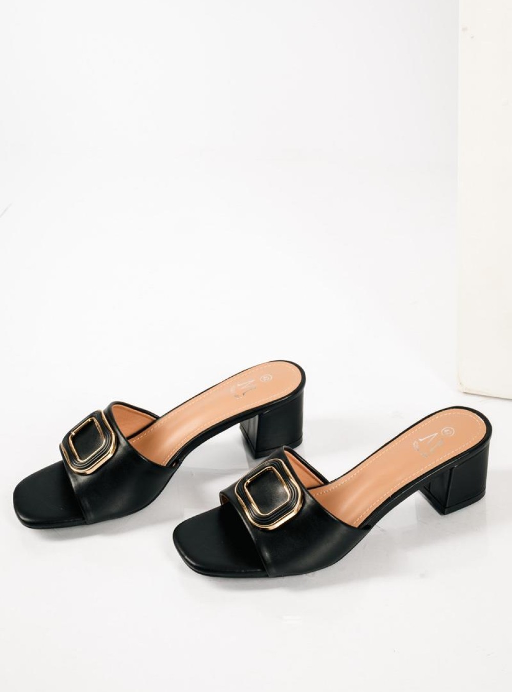 Mules με αγκράφα στην φάσα ΜΑΥΡΟ Mules με αγκράφα στην φάσα ΜΑΥΡΟ