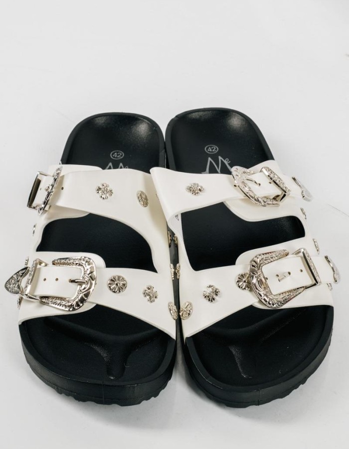 Flatforms με μεταλλικά διακοσμητικά στην φάσα ΑΣΠΡΟ