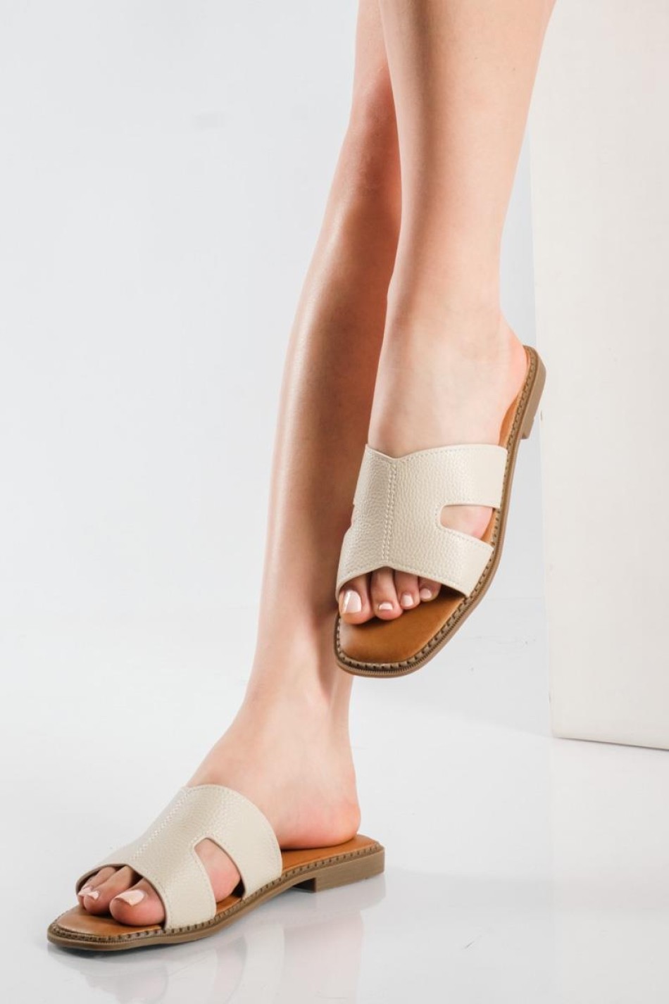 Flat σανδάλια με φαρδιά φάσα Η ΜΠΕΖ Flat σανδάλια με φαρδιά φάσα Η ΜΠΕΖ