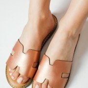 Flat σανδάλια με φάσα Η ΜΠΡΟΝΖΕ Flat σανδάλια με φάσα Η ΜΠΡΟΝΖΕ