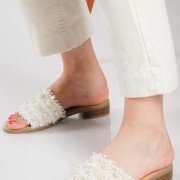 Flat σανδάλια με φάσα με πέρλες ΑΣΠΡΟ Flat σανδάλια με φάσα με πέρλες ΑΣΠΡΟ