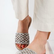 Flat σανδάλια με πλεκτή φάσα και τρουκς ΑΣΗΜΙ Flat σανδάλια με πλεκτή φάσα και τρουκς ΑΣΗΜΙ