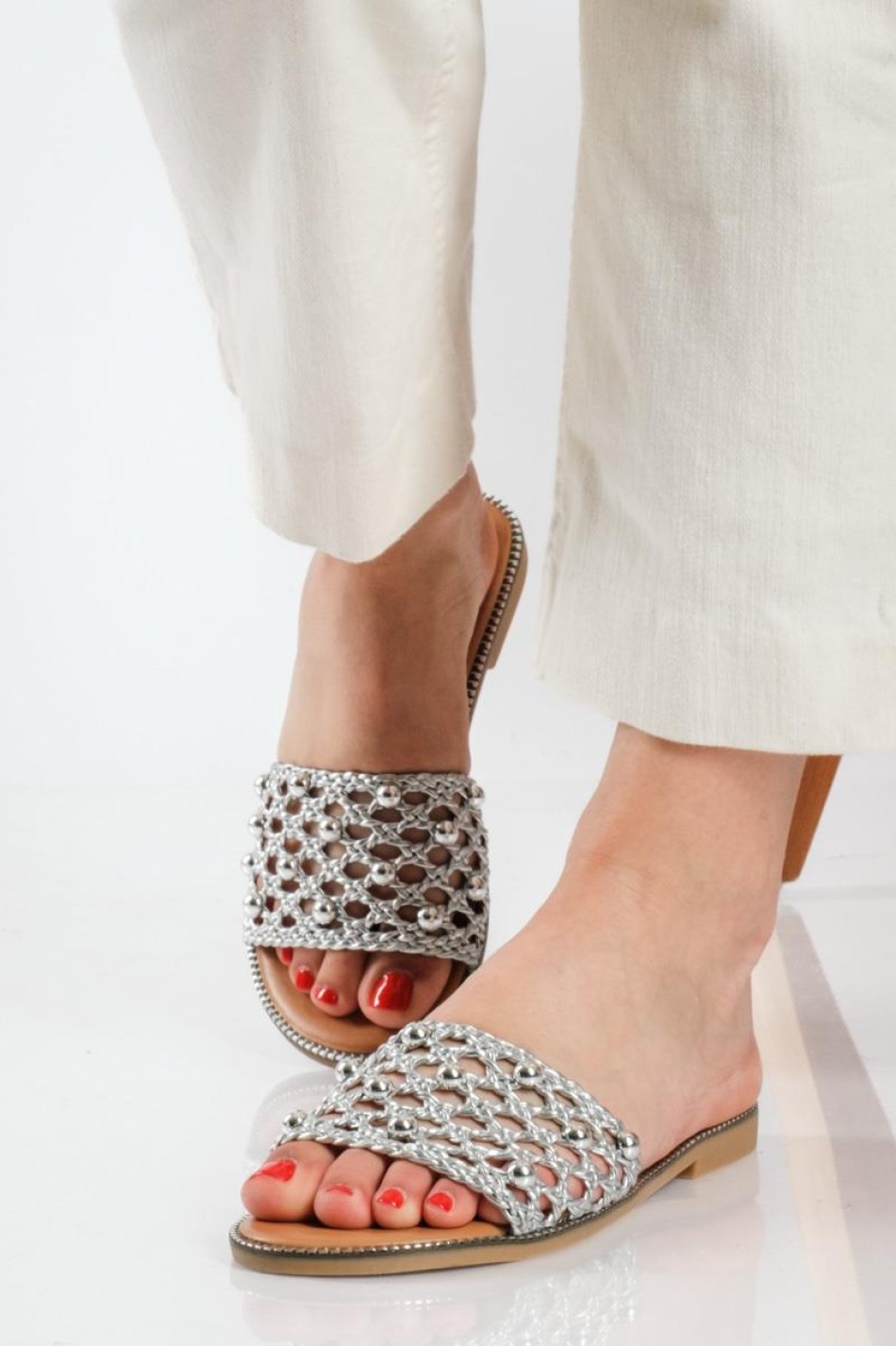 Flat σανδάλια με πλεκτή φάσα και τρουκς ΑΣΗΜΙ Flat σανδάλια με πλεκτή φάσα και τρουκς ΑΣΗΜΙ