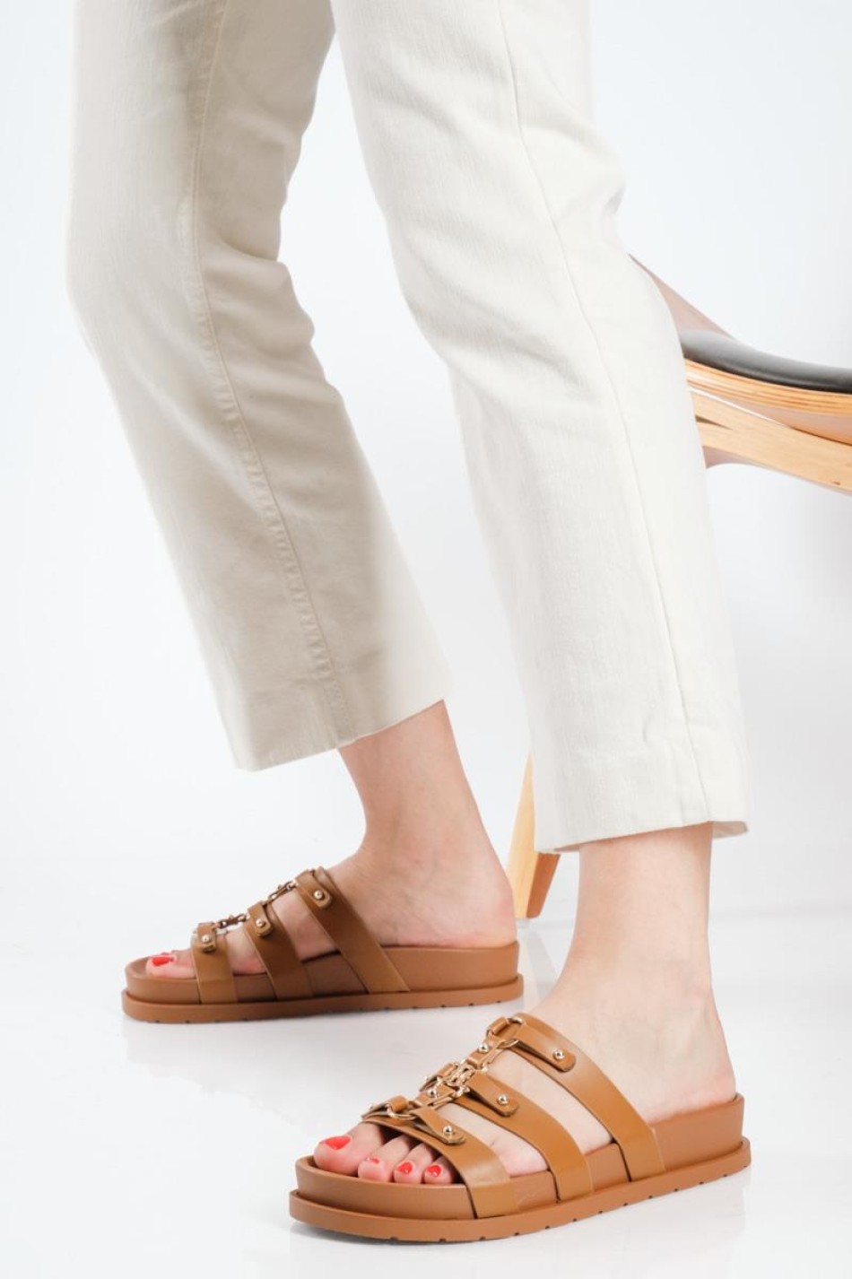 Flatforms με ιδιαίτερη φάσα με τριπλά λουράκια ΤΑΜΠΑ