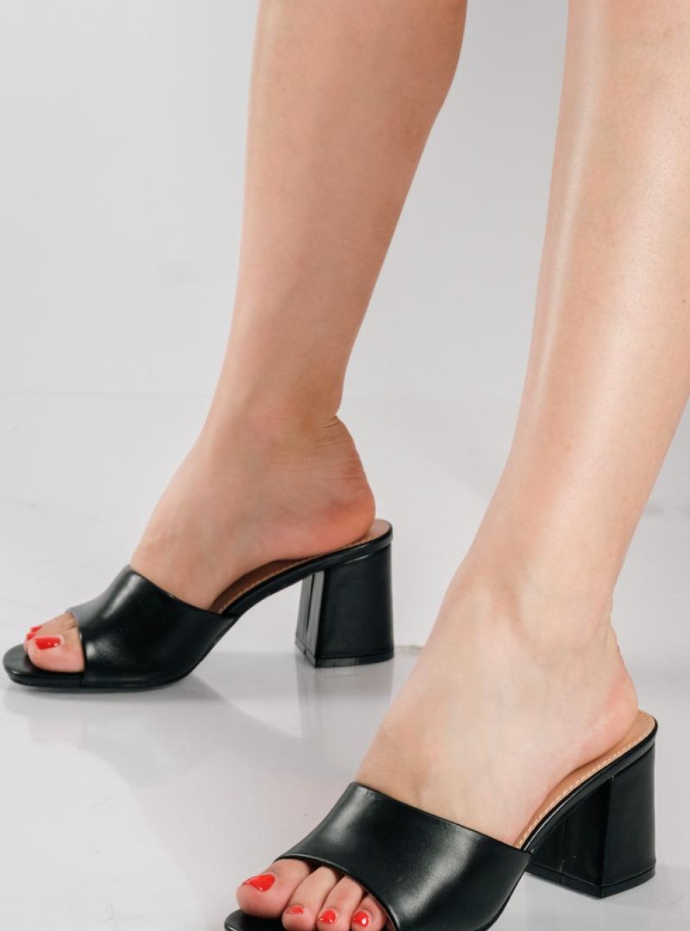 Mules με φαρδιά φάσα και χοντρό τακούνι ΜΑΥΡΟ Mules με φαρδιά φάσα και χοντρό τακούνι ΜΑΥΡΟ