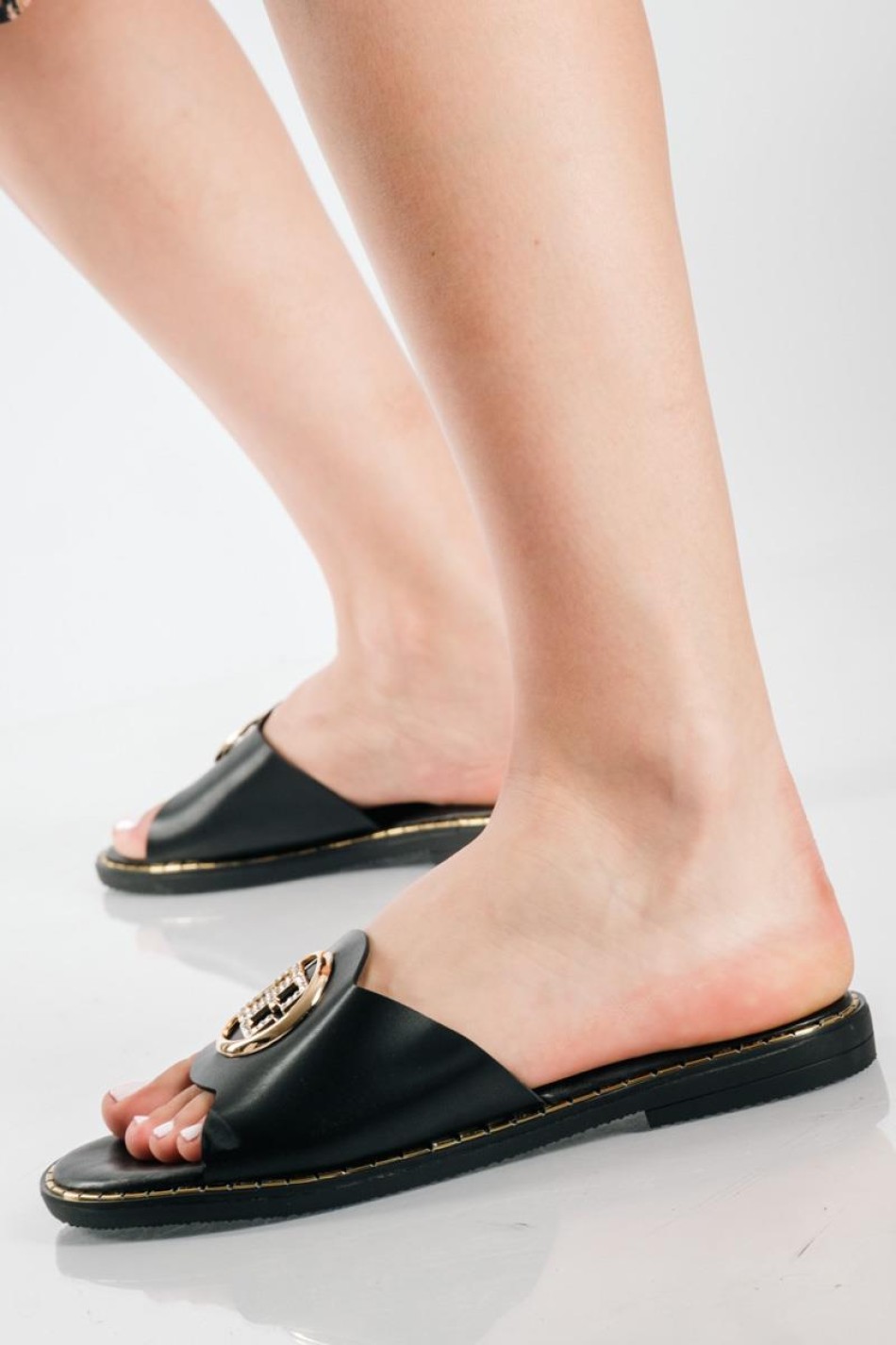 Flat σανδάλια με φάσα με διακοσμητικό ΜΑΥΡΟ Flat σανδάλια με φάσα με διακοσμητικό ΜΑΥΡΟ