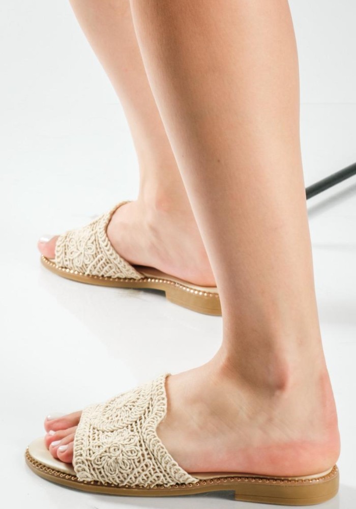 Flat σανδάλια με πλεκτή boho φάσα ΜΠΕΖ