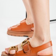 Flatforms με δύο τόκες και σταθερό λουράκι στο πίσω μέρος ΤΑΜΠΑ Flatforms με δύο τόκες και σταθερό λουράκι στο πίσω μέρος ΤΑΜΠΑ
