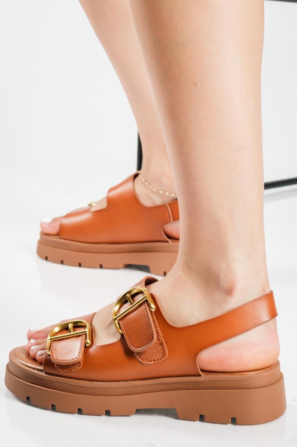 Flatforms με δύο τόκες και σταθερό λουράκι στο πίσω μέρος ΤΑΜΠΑ Flatforms με δύο τόκες και σταθερό λουράκι στο πίσω μέρος ΤΑΜΠΑ