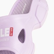 Γυναικείες σαγιονάρες με tracksole και τύπωμα ΜΩΒ Γυναικείες σαγιονάρες με tracksole και τύπωμα ΜΩΒ