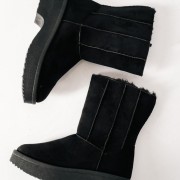Suede Γυναικεία μποτάκια με γούνα και εσωτερικό φερμουάρ ΜΑΥΡΟ