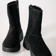 Suede Γυναικεία μποτάκια με γούνα και εσωτερικό φερμουάρ ΜΑΥΡΟ