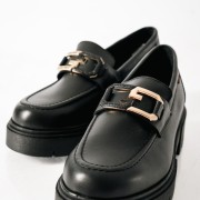 Ragazza δερμάτινα loafers με ιδιαίτερη αλυσίδα ΜΑΥΡΟ