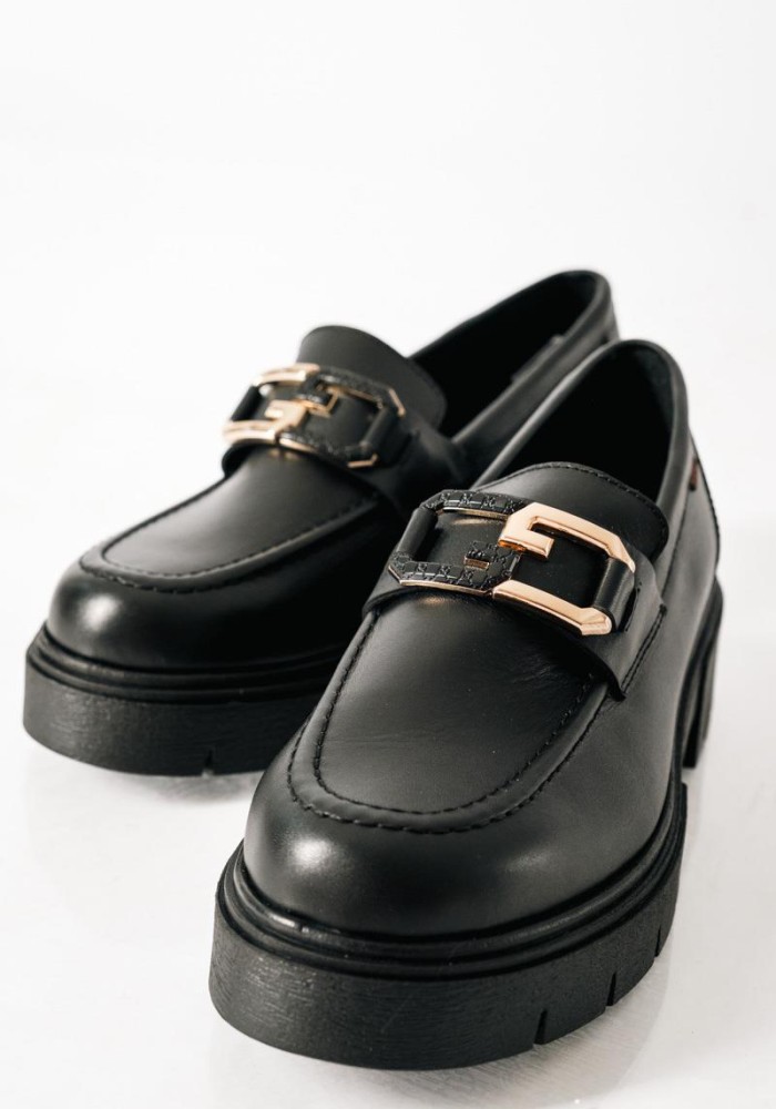 Ragazza δερμάτινα loafers με ιδιαίτερη αλυσίδα ΜΑΥΡΟ
