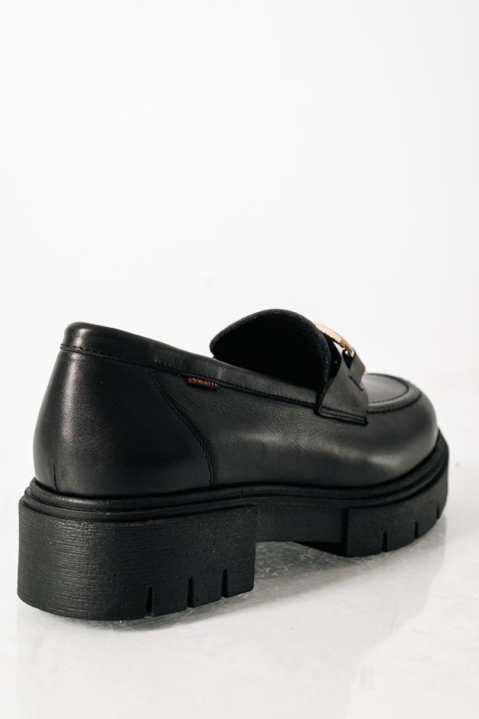 Ragazza δερμάτινα loafers με ιδιαίτερη αλυσίδα ΜΑΥΡΟ