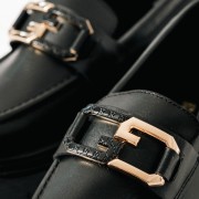 Ragazza δερμάτινα loafers με ιδιαίτερη αλυσίδα ΜΑΥΡΟ
