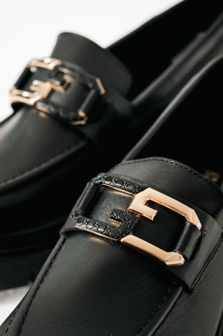 Ragazza δερμάτινα loafers με ιδιαίτερη αλυσίδα ΜΑΥΡΟ