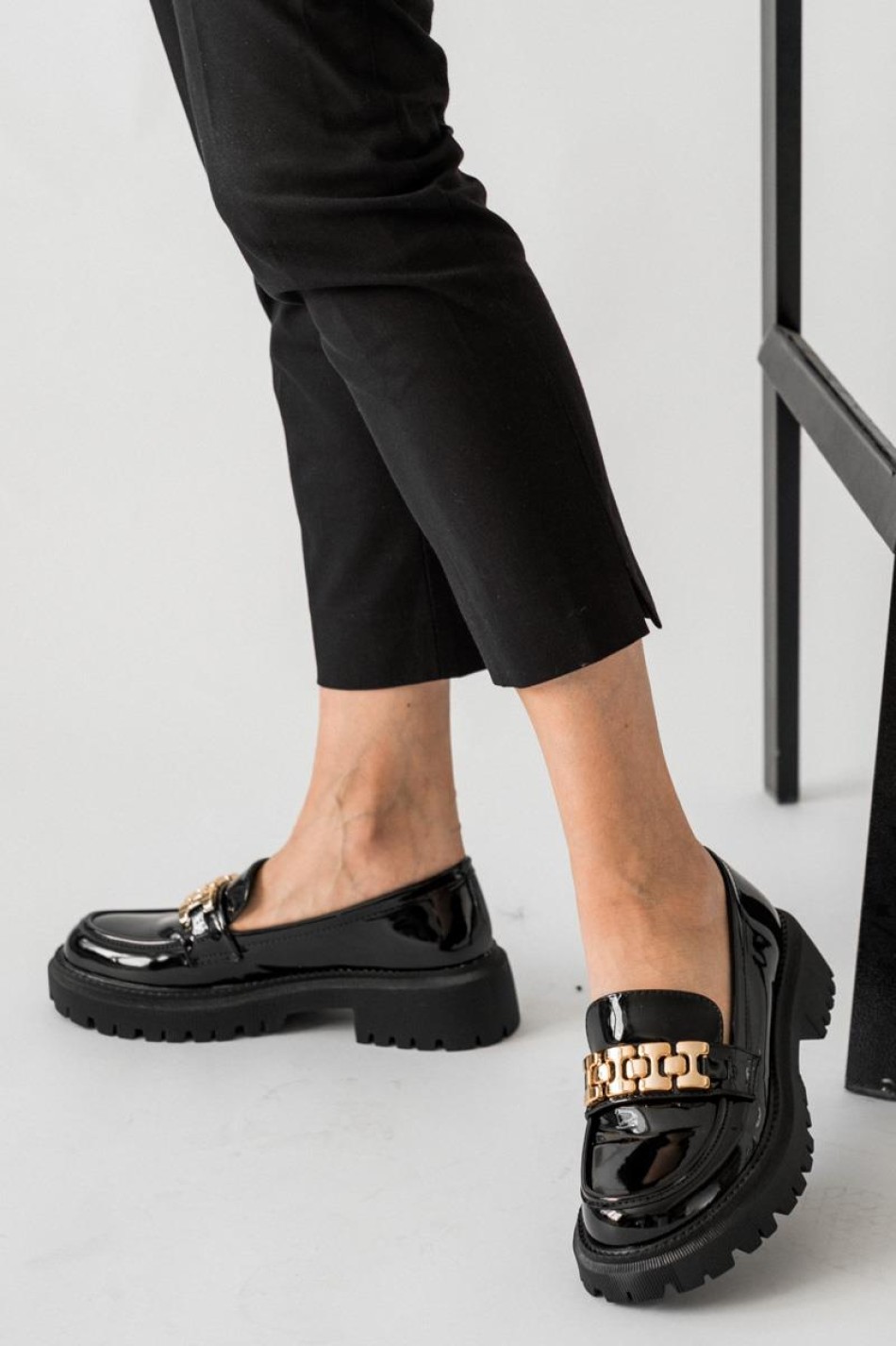 Chunky loafers λουστρίνι με χρυσή αγκράφα 330.XH33-506-LU ΜΑΥΡΟ
