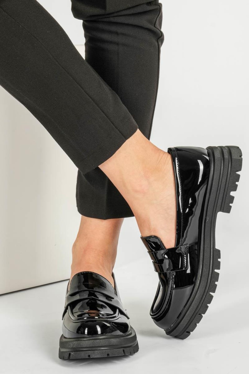 Chunky loafers λουστρίνι με τρακτερωτή σόλα 330.OM2209-LU ΜΑΥΡΟ
