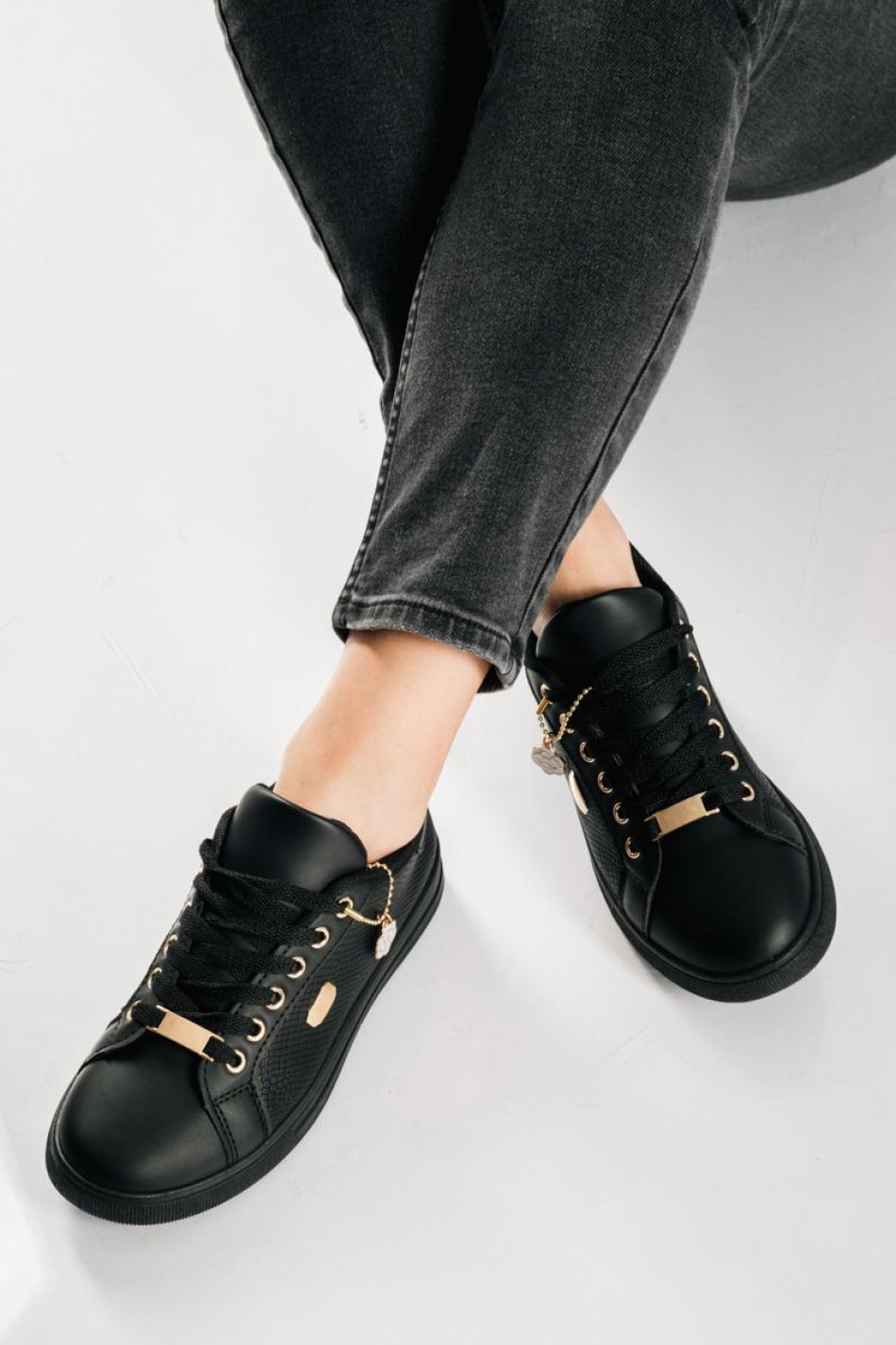 Flat sneakers τύπου tennis με κροκό υφή ΜΑΥΡΟ
