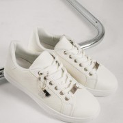 Flat sneakers τύπου tennis με κροκό υφή ΑΣΠΡΟ Flat sneakers τύπου tennis με κροκό υφή ΑΣΠΡΟ