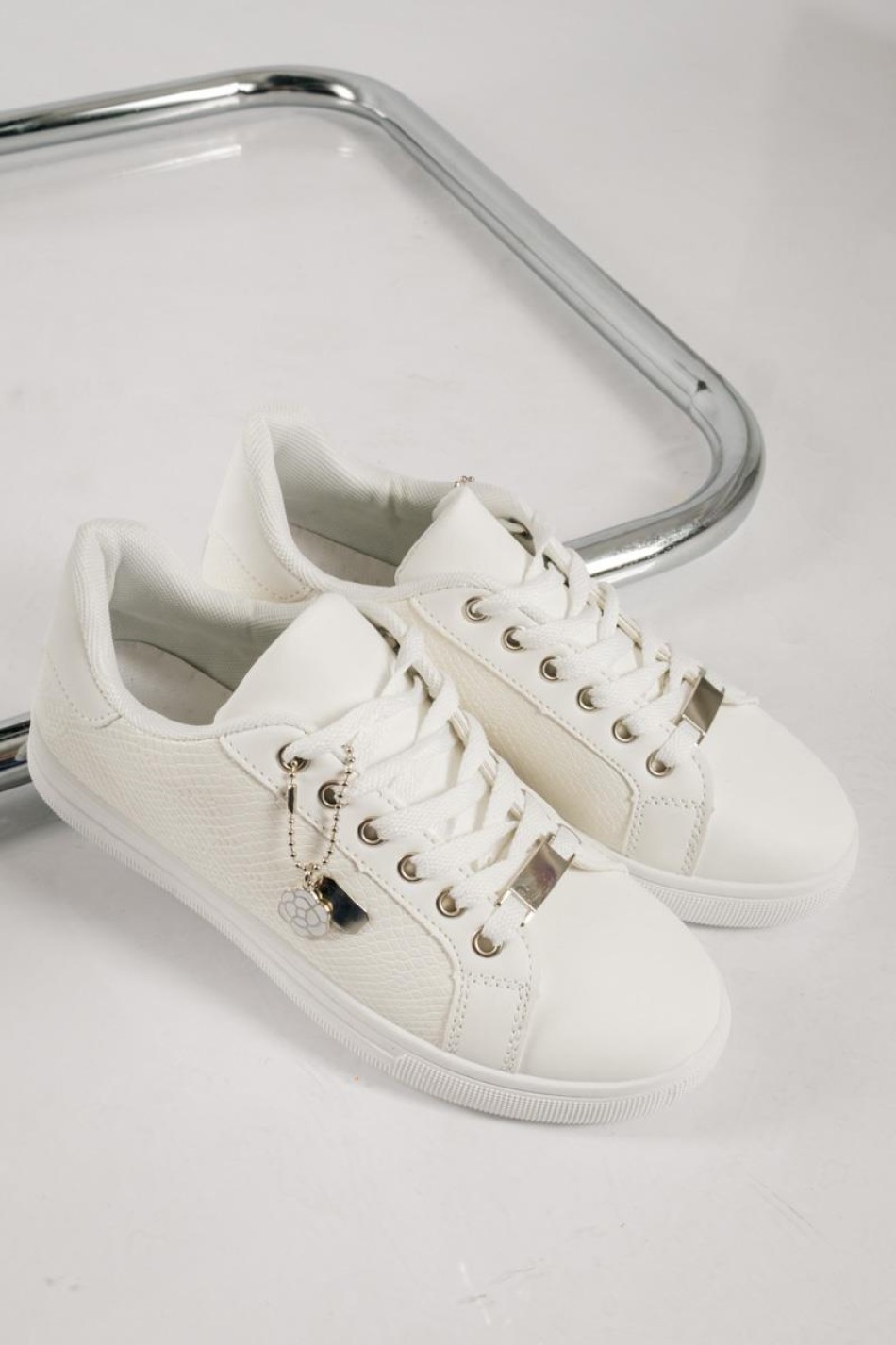 Flat sneakers τύπου tennis με κροκό υφή ΑΣΠΡΟ Flat sneakers τύπου tennis με κροκό υφή ΑΣΠΡΟ