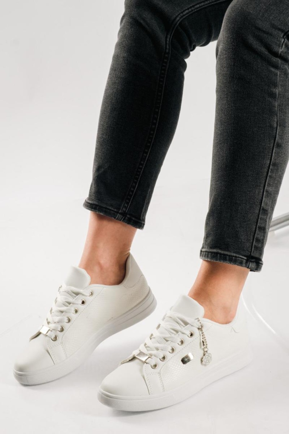 Flat sneakers τύπου tennis με κροκό υφή ΑΣΠΡΟ Flat sneakers τύπου tennis με κροκό υφή ΑΣΠΡΟ