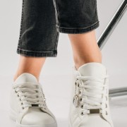 Flat sneakers τύπου tennis με κροκό υφή ΑΣΠΡΟ Flat sneakers τύπου tennis με κροκό υφή ΑΣΠΡΟ