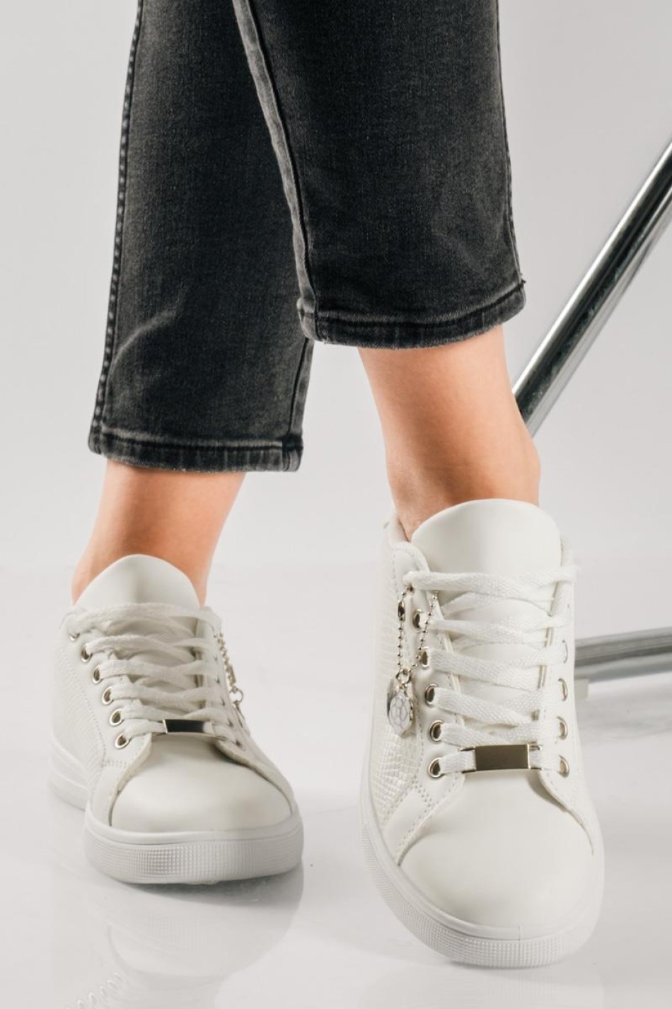 Flat sneakers τύπου tennis με κροκό υφή ΑΣΠΡΟ Flat sneakers τύπου tennis με κροκό υφή ΑΣΠΡΟ