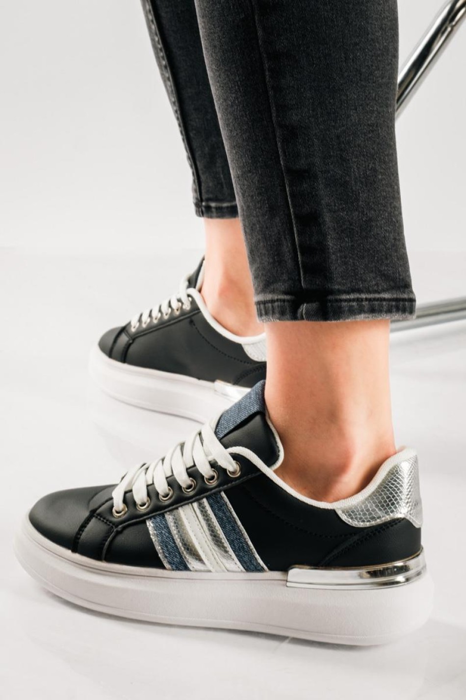Δίσολα sneakers με denim λεπτομέρειες στο πλάι ΜΑΥΡΟ