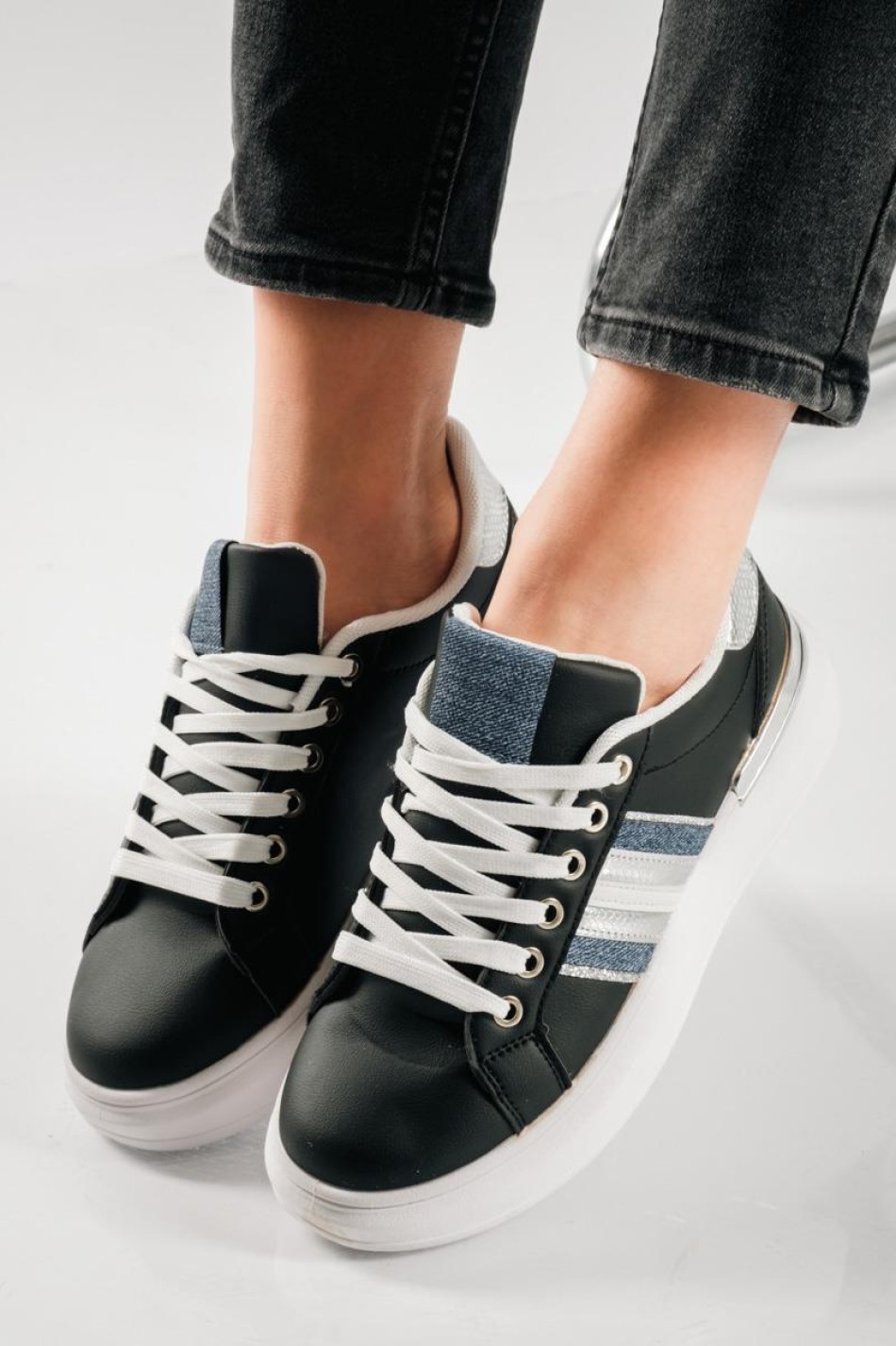 Δίσολα sneakers με denim λεπτομέρειες στο πλάι ΜΑΥΡΟ