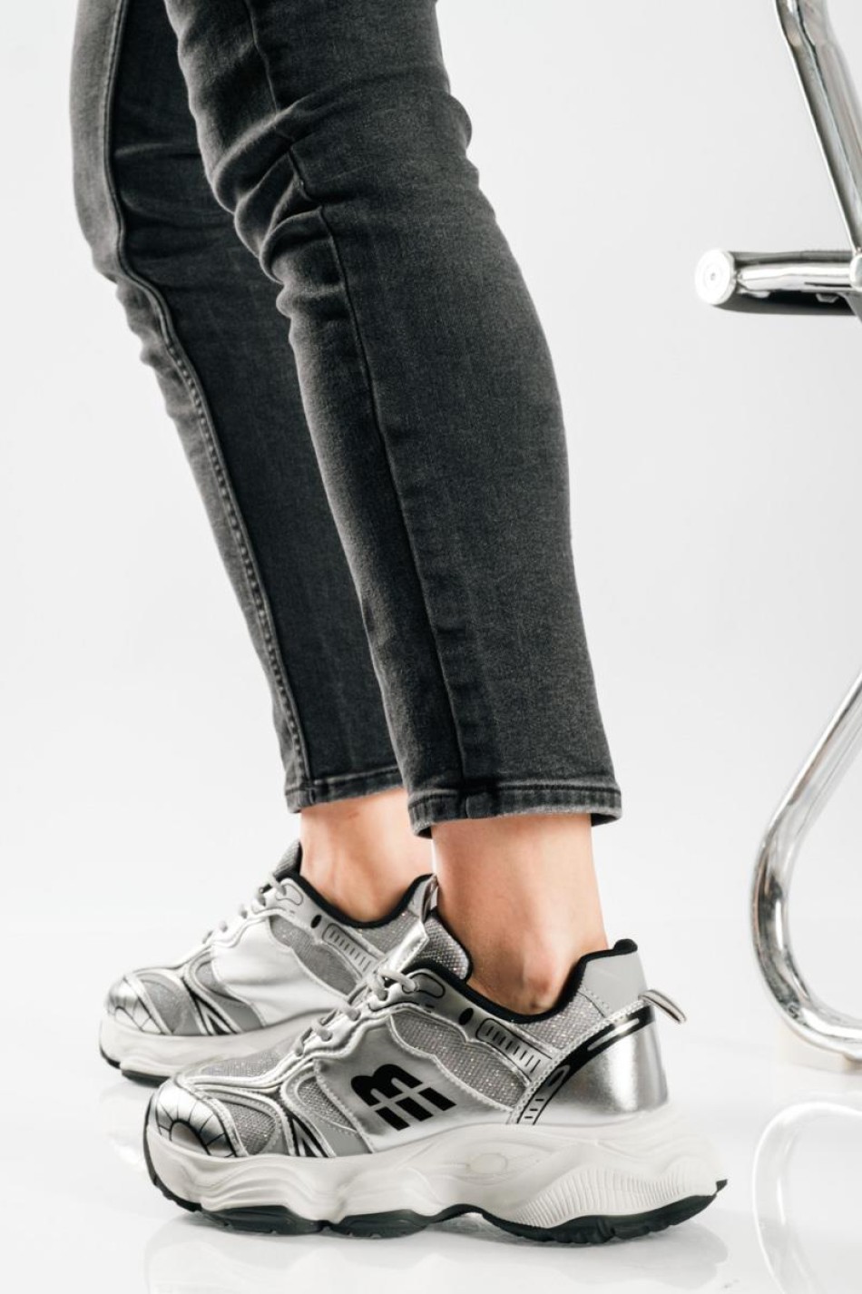 Chunky sneakers με διακριτικές λάμψεις και σχέδια ΓΚΡΙ