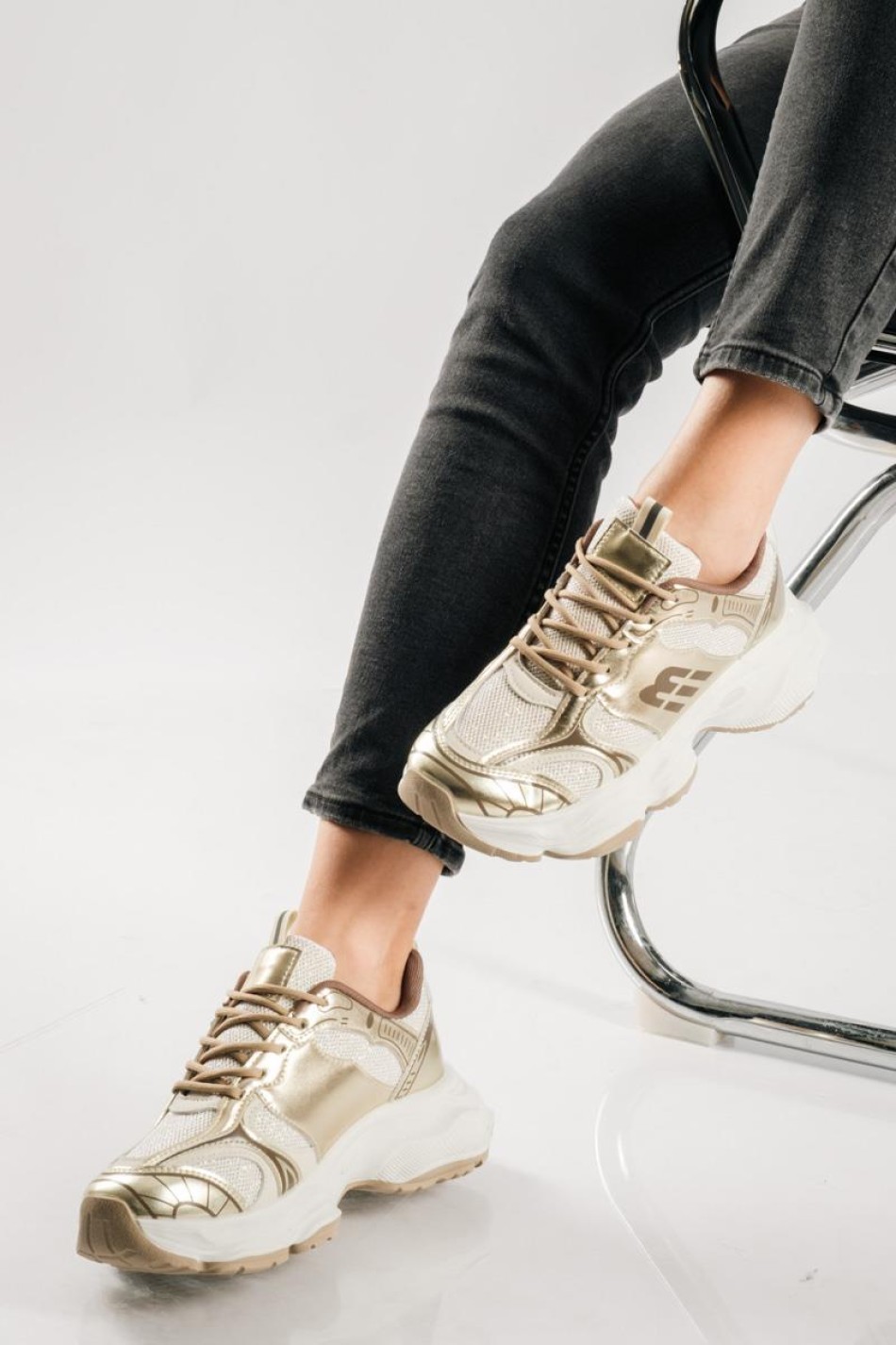 Chunky sneakers με διακριτικές λάμψεις και σχέδια ΧΡΥΣΟ