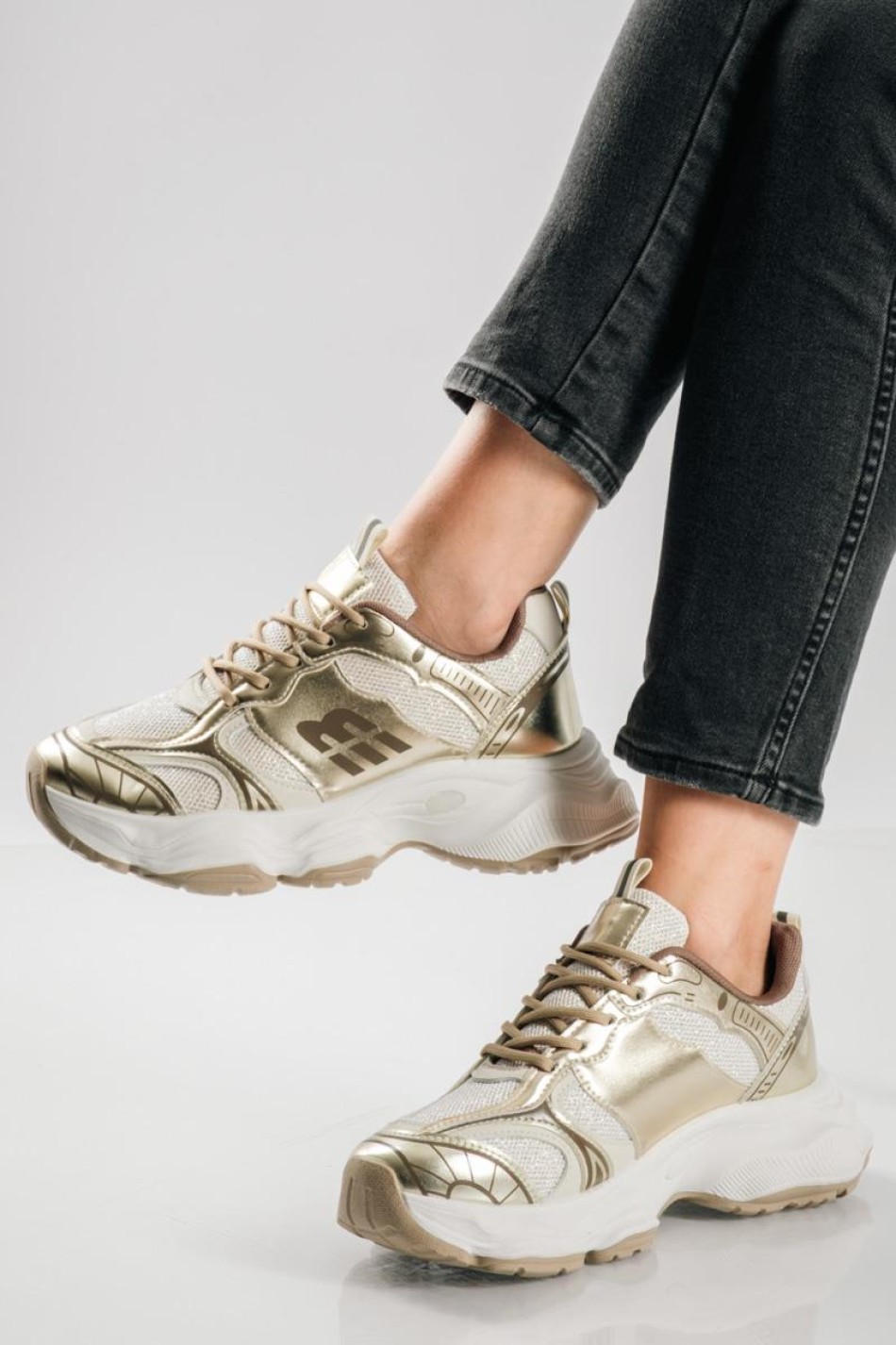 Chunky sneakers με διακριτικές λάμψεις και σχέδια ΧΡΥΣΟ