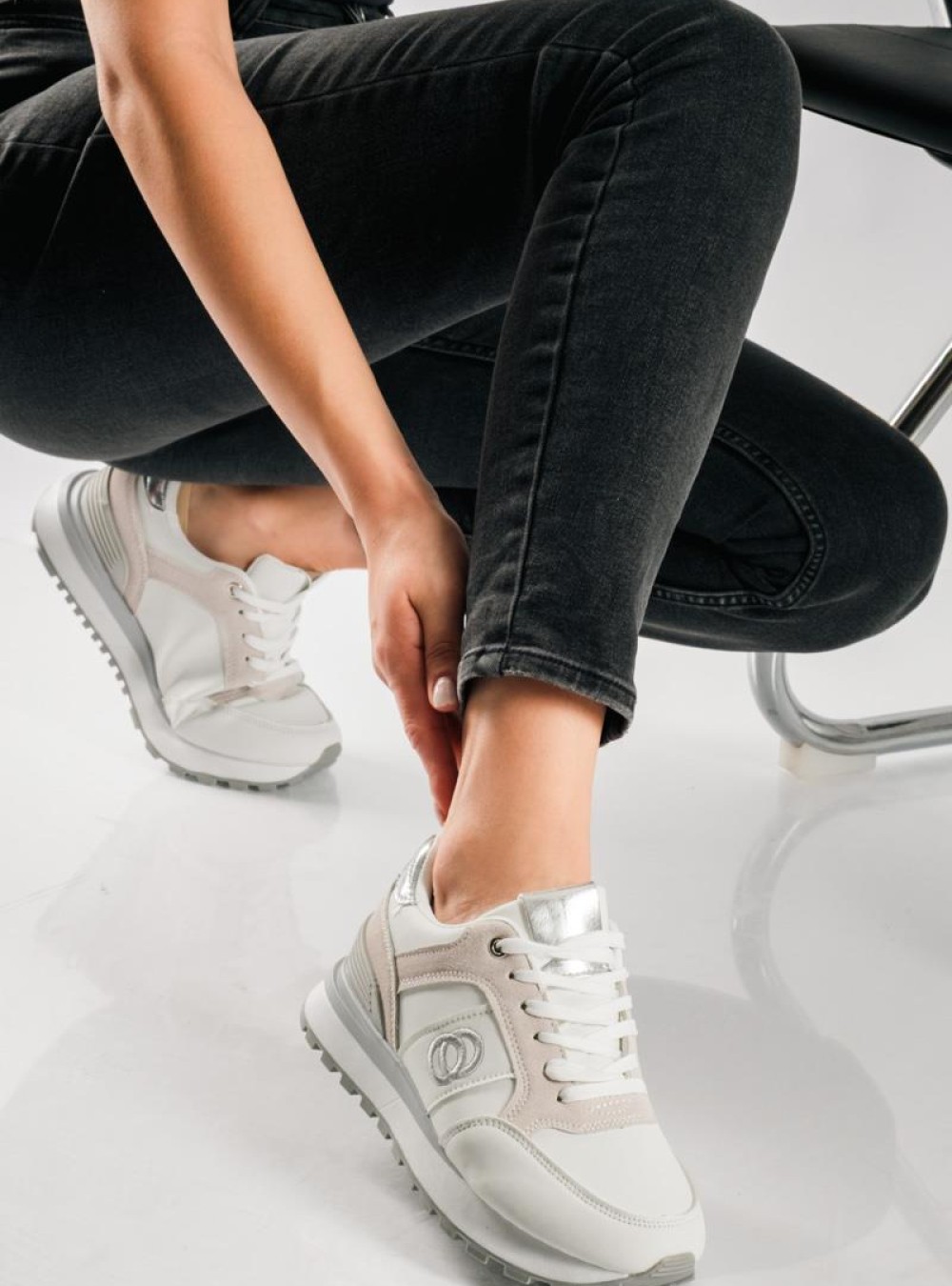 Δίσολα sneakers σε αθλητικό ύφος και minimal διχρωμία ΑΣΠΡΟ Δίσολα sneakers σε αθλητικό ύφος και minimal διχρωμία ΑΣΠΡΟ