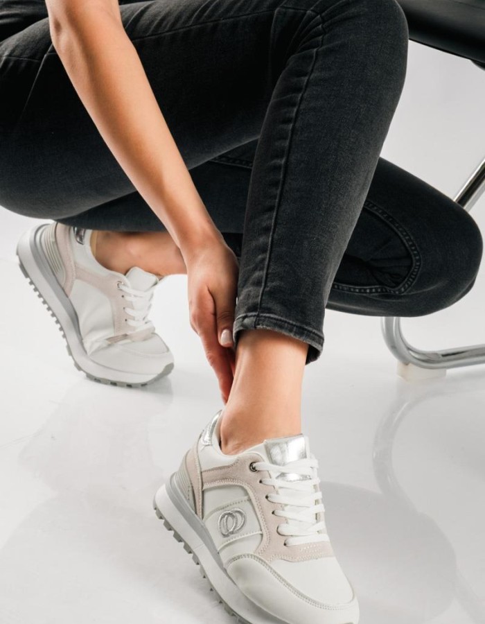 Δίσολα sneakers σε αθλητικό ύφος και minimal διχρωμία ΑΣΠΡΟ
