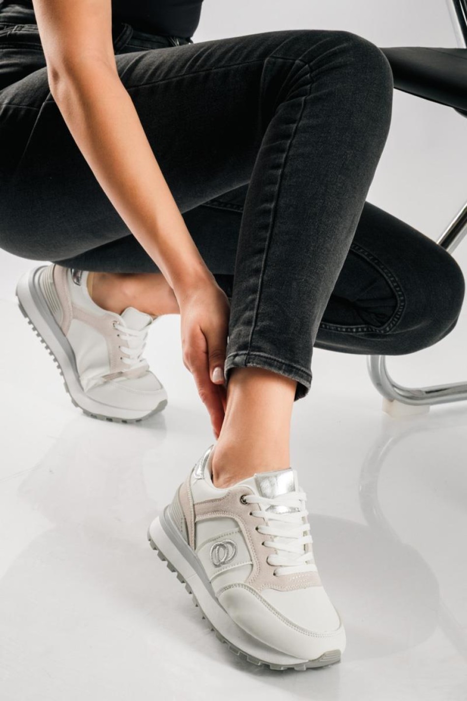 Δίσολα sneakers σε αθλητικό ύφος και minimal διχρωμία ΑΣΠΡΟ Δίσολα sneakers σε αθλητικό ύφος και minimal διχρωμία ΑΣΠΡΟ
